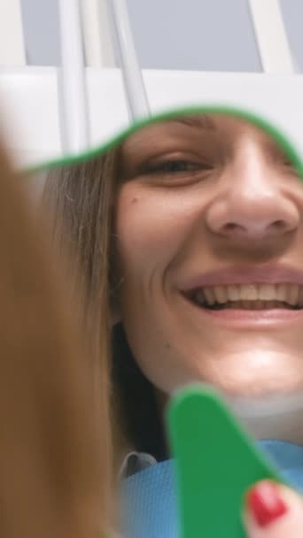 Γυναίκα Θαυμάζει Χαμόγελο Στο Γραφείο Οδοντιάτρων Ευτυχισμένη Νεαρή Γυναίκα Χαμογελά — Αρχείο Βίντεο