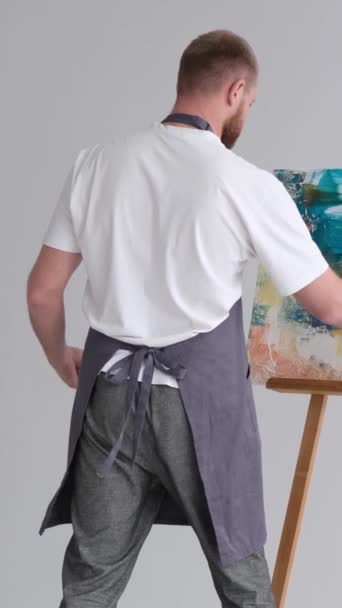 Ceketli Bir Sanatçı Beyaz Bir Tuvale Fırçalarla Resim Yapan Bir — Stok video
