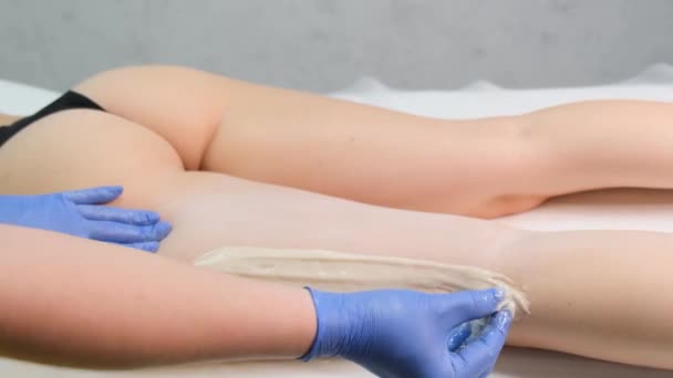 Косметолог Видаляє Волосся Цукровим Накладенням Ноги Молодої Жінки Підготовка Тіла — стокове відео