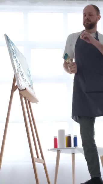 Szczęśliwy Artysta Tańczy Pędzlem Rękach Tworzy Nowoczesne Arcydzieło Malarstwa Olejnego — Wideo stockowe