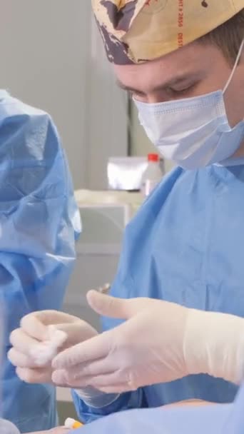 在外科手术中 外科医生使用各种工具和技术 如刀片 缝合线和其他专用工具 操作的实际过程 垂直录像 — 图库视频影像