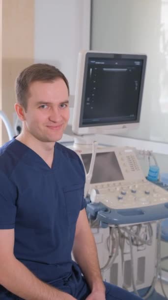 Dikey Video Ultrason Tanısı Olan Bir Doktorun Portresi Klinikte Üreme — Stok video