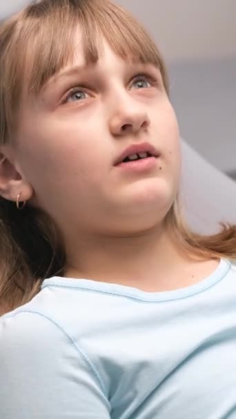 Mały Pacjent Leży Krześle Słucha Porad Dentystów Dziewczyna Konsultacjach Dentystycznych — Wideo stockowe