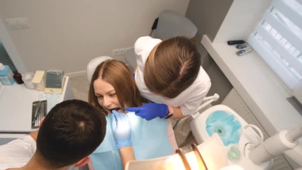 Zwei Zahnärzte Einer Zahnklinik Die Eine Patientin Betreuen Schmerzfreie Zahnbehandlung — Stockvideo