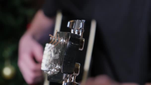 Primer Plano Hombre Afinando Una Guitarra Guitarra Acústica Preparación Para — Vídeo de stock