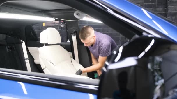 Egy Férfi Tisztítja Autó Belsejét Porszívózik Autó Belsejében Autótisztító Függőleges — Stock videók
