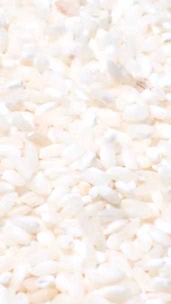 未煮熟的白米碎了 然后旋转成圆圈 在中国做饭 垂直录像 — 图库视频影像