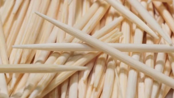 Zbliżenie Drewnianych Wykałaczek Bambusowych Obracających Się Kółko Higiena Jamy Ustnej — Wideo stockowe