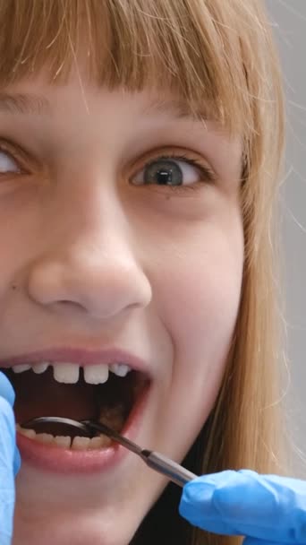 Doktorn Undersöker Barnens Tänder Barntandläkare Undersöker Flickas Tänder Begreppet Barntandvård — Stockvideo