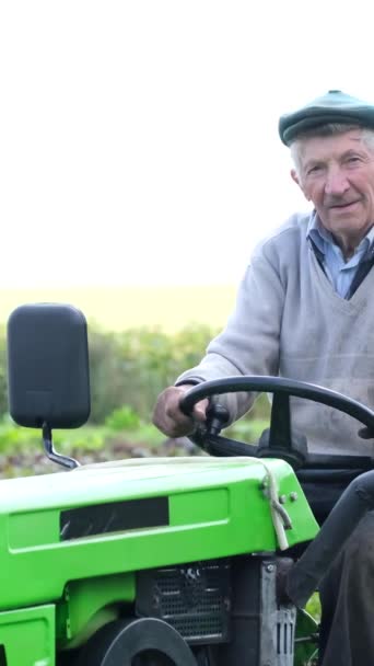 Позитивный Уверенный Себе Старый Серый Фермер Сидящий Своем Тракторе Собственном — стоковое видео