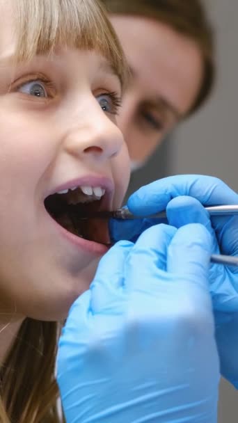 Vackra Barn Flicka Tandläkare Utnämning Tandläkarundersökning Karies Tandvård Hos Barn — Stockvideo