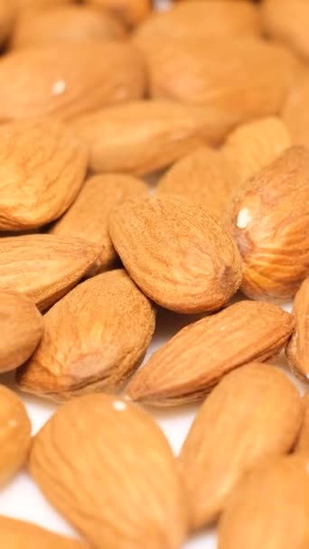 杏仁是一种原产于杜鹃树的树坚果 杏仁是一种受欢迎的小吃 在许多食品配方中都有使用 垂直录像 — 图库视频影像