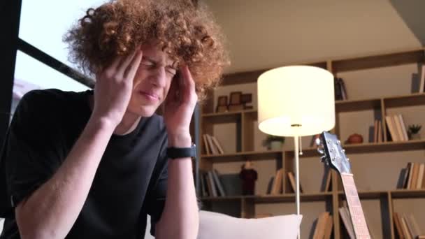 Garip Saç Stili Olan Genç Bir Adam Baş Ağrısından Muzdarip — Stok video