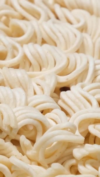 Omedelbar Pasta Roterar Cirkel Raw Macaroni Ovanifrån Nära Håll Vertikal — Stockvideo
