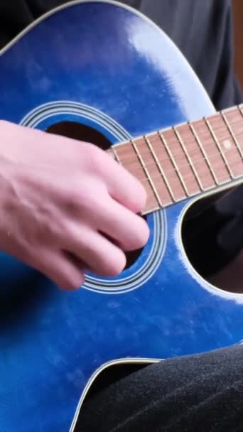 Een Mannelijke Muzikant Speelt Een Blauwe Akoestische Gitaar Moderne Jonge — Stockvideo