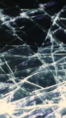 Kırık cam dokunmatik ekranlı bir akıllı telefon. Kırık alet. Görüntüyü bir cep telefonunda değiştirmek