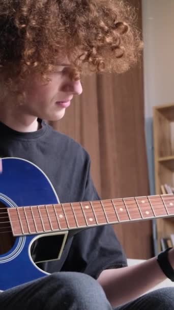 Een Jonge Gekrulde Muzikant Met Een Gitaar Speelt Een Kalme — Stockvideo