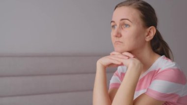 Üzgün melankolik genç bir kadın, dalgın bir yüz, başka tarafa bakıyor, özlem duyuyor, tek başına sorunları düşünüyor. Depresyon geçiren düşünceli bir kadın..