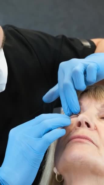 Seorang Dokter Bedah Plastik Memeriksa Keriput Tua Bawah Mata Seorang — Stok Video