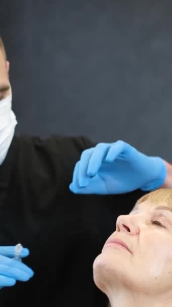 Profesionální Kosmetička Provádí Injekce Kyseliny Hyaluronové Pro Omlazení Obličeje Starší — Stock video