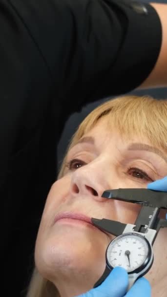 Medico Sta Preparando Una Donna Anziana Intervento Chirurgia Plastica Sul — Video Stock