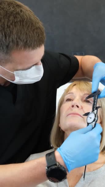 プラスチック外科医の高齢女性の垂直ビデオ フェイシャルプラスチック手術の概念 バーティカルビデオ — ストック動画