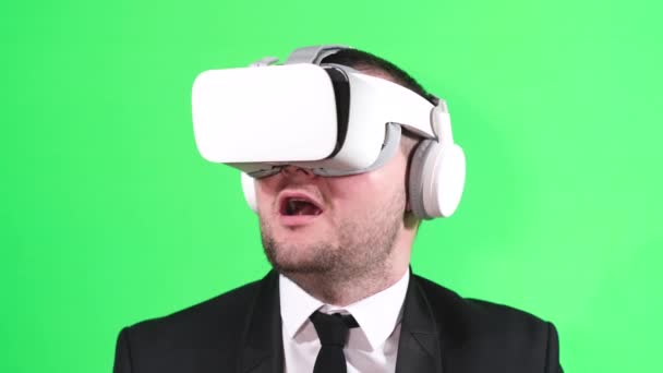 クロマキーの背景に仮想現実の眼鏡のビジネスマン — ストック動画