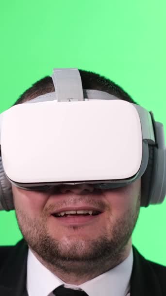Счастливый Офисный Работник Гарнитурой Виртуальной Реальности Зеленом Фоне Студии Вертикальное — стоковое видео