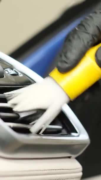 Reiniging Van Het Interieur Van Auto Een Arbeider Verzamelt Vuil — Stockvideo