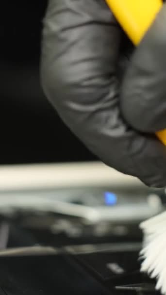 Mężczyzna Robi Pranie Wnętrza Samochodu Odkurza Wnętrze Samochodu Pralnia Chemiczna — Wideo stockowe