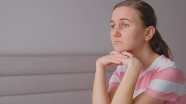 Mujer Joven Melancólica Triste Cara Pensativa Mirando Hacia Otro Lado — Vídeos de Stock