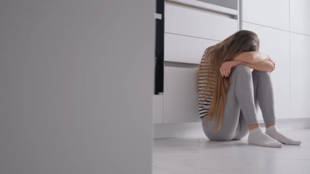 Depresivní Stav Ženy Během Menstruačního Cyklu Bolest Břicha Únava Migréna — Stock video