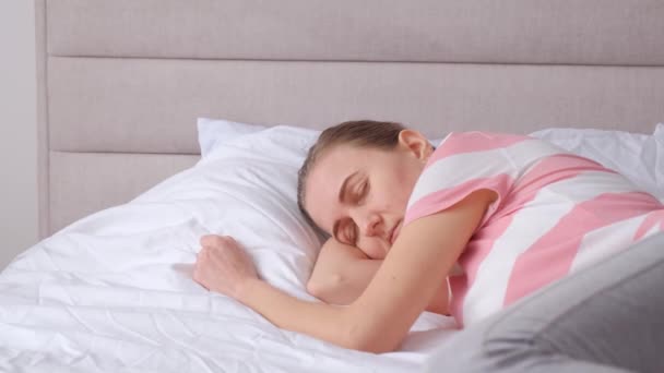 Μια Γυναίκα Έχει Εφιάλτες Τρέμει Στον Ύπνο Της Πρόβλημα Της — Αρχείο Βίντεο