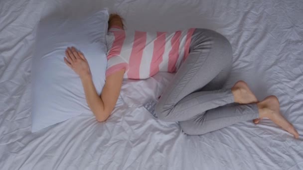 Депресія Лежить Самоті Ліжку Покриваючи Голову Подушкою Відчуваючи Депресію Страждаючи — стокове відео