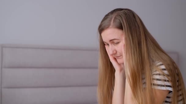 Close Zicht Depressieve Jonge Vrouw Poseren Binnen Knuffelen Hoofd Met — Stockvideo