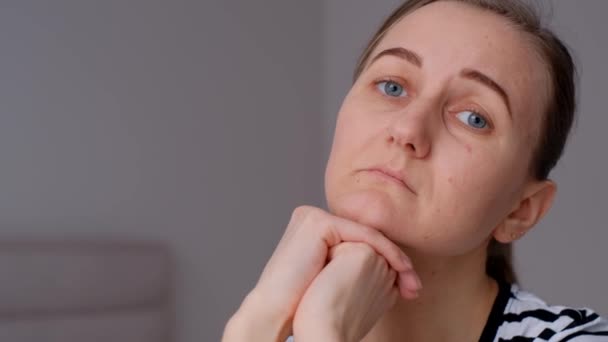 절망적 속에서 가난하고 슬프고 여성의 사진입니다 우울증 편두통 — 비디오