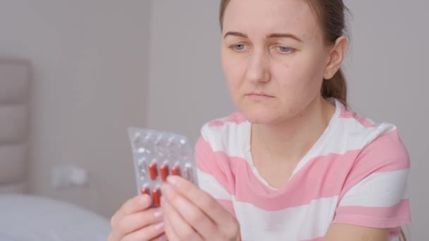 Жінка Відчуває Занепокоєння Прийомі Антибіотиків Неї Симптом Депресивного Стану Психічне — стокове відео