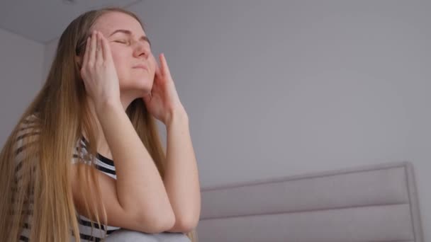 Молодої Жінки Сильний Головний Біль Молода Дівчина Напружено Сидить Ліжку — стокове відео