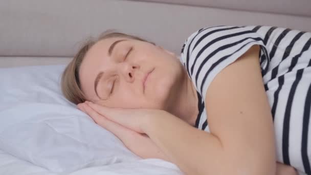 Uma Mulher Cansada Vai Dormir Cama Trabalho Árduo Descanso Casa — Vídeo de Stock
