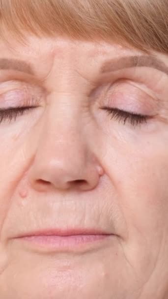 Retrato Uma Mulher Idosa Cabelos Lisos Concentrada Com Olhos Fechados — Vídeo de Stock