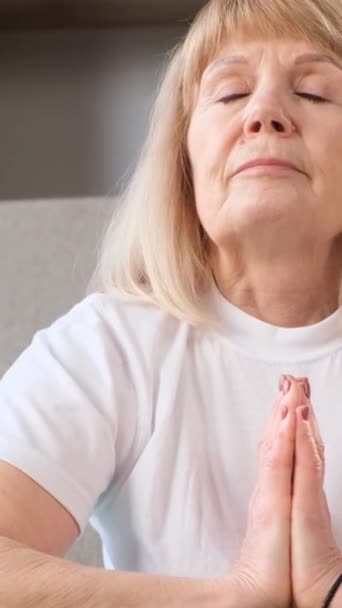 Portret Van Een Oudere Vrouw Met Blond Haar Die Yoga — Stockvideo