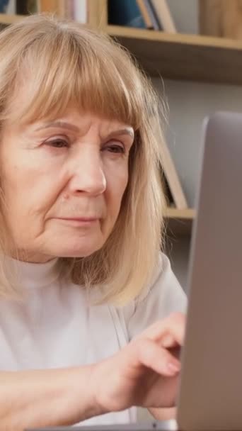 Una Abuela Moderna Hermosa Más Edad Está Escribiendo Una Computadora — Vídeo de stock