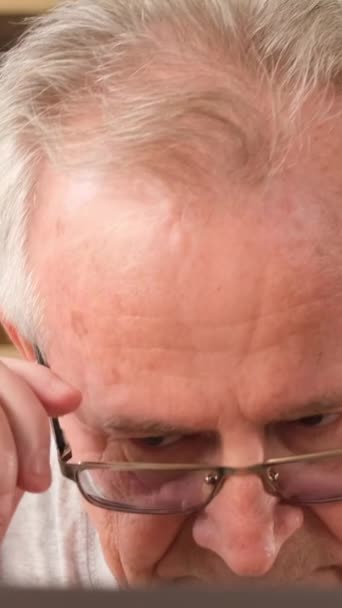 Öreg Ősz Hajú Koncentrált Nyugdíjas Aki Laptopmonitort Néz Fáradt Szemüveget — Stock videók