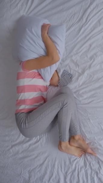 Einsamkeit Weibchen Liegt Auf Dem Bett Und Schließt Ihre Ohren — Stockvideo