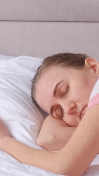 Жінки Погані Сни Вона Сяє Уві Сні Проблема Безсоння Вертикальне — стокове відео