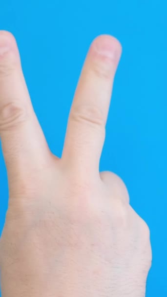 Mężczyzna Pokazuje Gest Niebieskim Tle Mężczyzna Pokazuje Dwa Palce Gest — Wideo stockowe