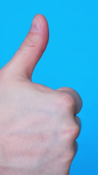 Mužská Ruka Ukazující Palec Jasně Modrém Pozadí Ukazuje Třídu Pozitivní — Stock video