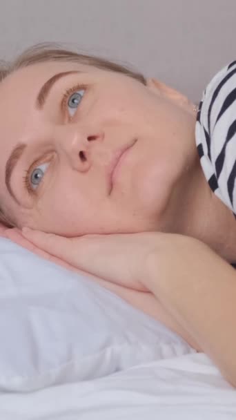 Žena Depresi Leží Posteli Zavřenýma Očima Odpočiň Doma Svislé Video — Stock video