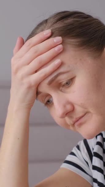 Close Uma Jovem Pobre Triste Deprimida Uma Mulher Com Cabeça — Vídeo de Stock