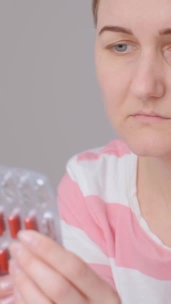 Μια Γυναίκα Αισθάνεται Άγχος Όταν Παίρνει Αντιβιοτικά Έχει Ένα Σύμπτωμα — Αρχείο Βίντεο